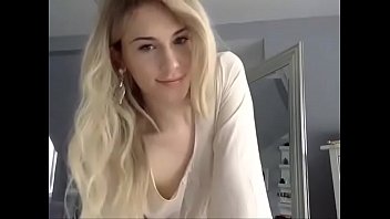 porn симпатичная блондинкатрансексуалка обрабатывает игрушку с анальной пробкой в прямом эфире на dickgirlsxyz porn