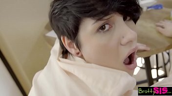 porn brattysis両親のベッドで私の義理の妹を犯した porn