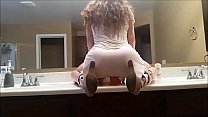 porn скачет на моем фаллоимитаторе на стойке в ванной porn