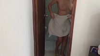 porn シャワーで自慰行為をしている私のstepsisterを捕まえた porn
