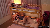 porn мастурбирует пока она слушает как ее сестру трахают снизу porn