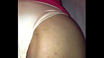 porn я вкладываю в нее пальцы а она стонет как шлюха porn