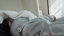 porn stepbrotherとstepsisterはベッド以上のものを共有しますscarlett mae porn
