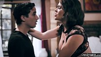 porn грудастая милфа позволяет юному соседу трахнуть ее porn