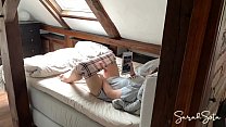 porn 義理の妹が自慰行為をしているのを見つけた 彼女は私たちの両親に言わないように頼んだ だから私は彼女を犯した porn