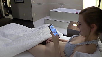 porn 赤毛のティーンstepsisterは私のブラウザの履歴を見つけ私は彼女の猫を食べました porn