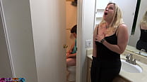 porn мачеха застукала его за мастурбацией в ванной и трахает его porn