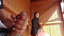 porn молодой парень шокирует эту мусульманскую девушку которая ждала свой автобус своим большим членом боже ктото их porn