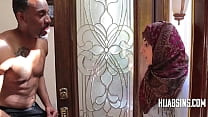 porn арабская шлюха в хиджабе трахает черного чувака по соседству porn