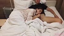 porn красотка делает расслабляющий домашний минет во время просмотра фильма porn
