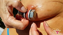 porn nippleringlover 角质 摩洛伊斯兰解放阵线 手淫 户外 在 游泳池 插入 巨大的 螺丝 在 极端 拉伸 刺穿 乳头 porn