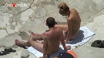 porn пляжный вуайерист непослушная молодая пара быстро трахается на каменистом пляже porn