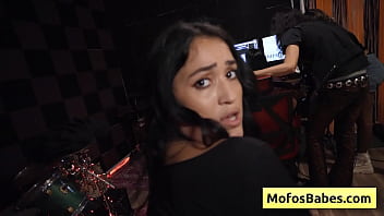 porn отвлеченный звукорежиссер соблазняется на минет натуральной пышногрудой брюнеткой ниа блю бретт мейкер porn