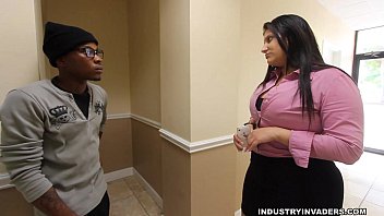 porn пышная латина kim cruz делает минет с bbc в своем офисе porn